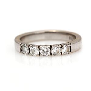 Diamant alliancering af 18 kt. hvidguld prydet med talrige brillantslebne diamanter på i alt ca. 0.80 ct. Farve Wesselton H. Klarhed VS-SI. Str. 59.