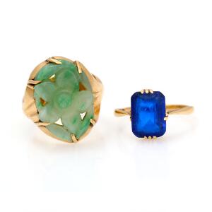 To ringe af 8 og 14 kt. guld prydet med henholdsvis syntetisk safir og udskåret jade. Str. 54 og 57. Vægt i alt ca. 15,7 gr. 2