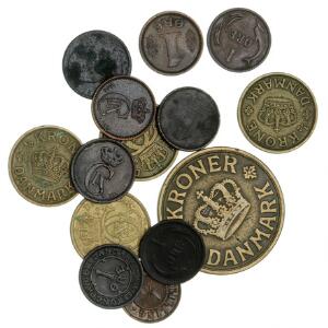 Lille lot årgangsmønter samt et par tokens, bl.a. 10 kr 1908 Au, 10 øre 1947, 1959 samt Østerbro Husholdningsforening, 1 skilling 2 stk., i alt 19 stk.