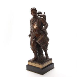 Jean Louis Gregoire En Avant, figur af patineret bronze sign. Gregoire. Opsat på firsidet base. 19. årh. H. 4857 cm.