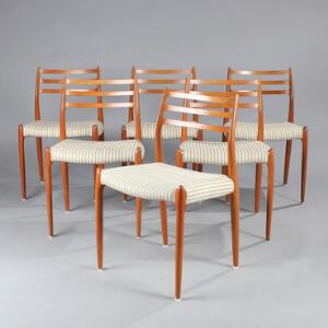 Niels O. Møller Et sæt på seks stole af teak, sæder med grålig stribet uld. Model 78. Designet 1962. Udført hos J.L. Møller, Højbjerg. 6