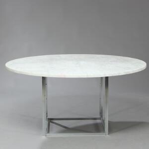 Poul Kjærholm PK-54. Spisebord med kubeformet stel af stål. Cirkulær plade af hvid marmor. Udført 1999 hos Fritz Hansen.