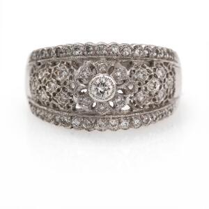 Diamantring af 18 kt. hvidguld prydet med talrige brillantslebne diamanter på i alt ca. 0.50 ct. Str. 53,5. Ca. 2010.