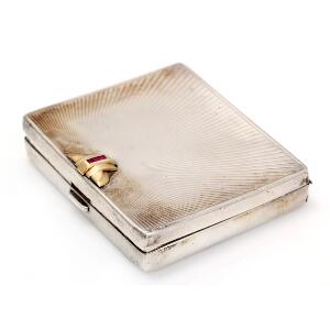 Cartier Cigaretetui af sterlingsølv og 14 kt. guld prydet med facetslebne rubiner. Ca. 8,8 x 7,5 cm.