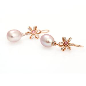 Et par perle- og ametystørestikker af 14 kt. pink guld hver prydet med dråbeformet rosa ferkvandskulturperle, pink turmalin og talrige brillantslebne diamanter.