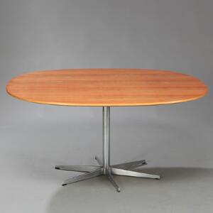 Piet Hein, Arne Jacobsen Supercirkulært spisebord med stamme af stål opsat på fempasfod af aluminium. Top af lamineret kirsebær.