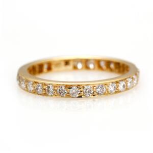Diamantalliancering af 14 kt. guld prydet med talrige brillantslebne diamanter på i alt ca. 0.88 ct. Str. 57.