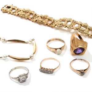 En samling smykker af 14 kt. guld, bestående af armbånd, kulturperlehalskæde, ametystring, to diamantringe m.m. Armbånd L. 19. 7
