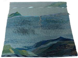 Ilse Neergaard Tusmørke. Håndvævet billedtæppe uld, hør og sølvtråde. Vævet med motiv i form af landskab. Sign. Unik. 145 x 150.
