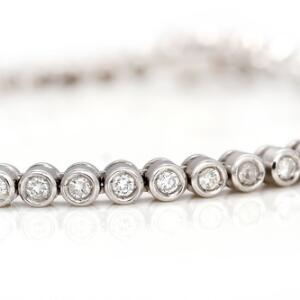 Diamantarmbånd af 18 kt. hvidguld prydet med talrige brillantslebne diamanter på i alt ca. 1.50 ct. Farve Wesselton-Crystal H-I. Milano, ca. 2009.