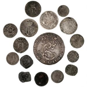 Lot danske og enkelte udenlandske mønter, bl.a. Danmark, 4 mark  krone 1672, H 67A, S 14 monteret med brochenål, Erik Menved, penning, Nørrejylland, MB 434