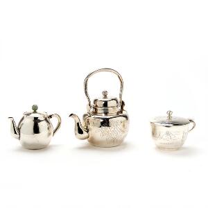 To tepotter samt sukkerskål af kinesisk eksport sølv. 20. årh. Vægt  834 gr. H. 9-19 cm. 3