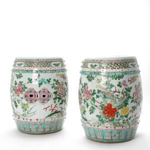 To kinesiske garden seats af porcelæn, tøndeformede dekorerede i emaljefarver med blomstrende krysantemer og føniks fugle.  20. årh. H. 47 cm.