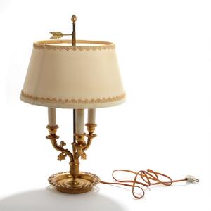 Fransk bouillotte lampe af forgyldt metal, tre svungne lysarme. Empire stil. 20. årh.s første halvdel. H. 60.