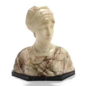 Richard Aurili Kvinde med kyse. Sign. R. Aurili. Buste af hvid- og rødbroget marmor på stand af sort marmor. H. 42.