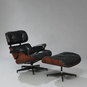 Charles Eames, Ray Eames Lounge chair. Hvilestol samt fodskammel med formbøjet skal af valnød, betræk af sort skind. 2