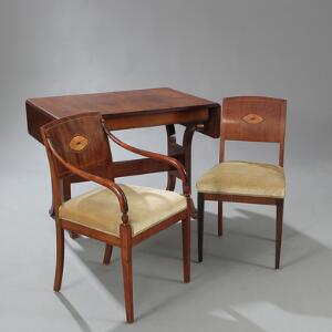Møblement af mahogni bestående af klapbord og fem stole, heraf tre armstole. Empirestil, 20. årh.s begyndelse. Bord H. 74. L. 103145. D. 73. 6