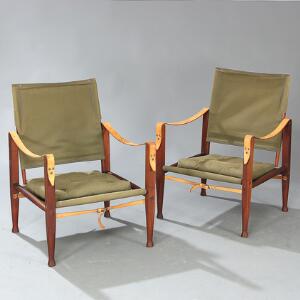 Kaare Klint Safaristolen. Et par hvilestole af bejdset ask. Sæde, ryg samt sædehynder med grøn kanvas. Armstropper af kernelæder. 2