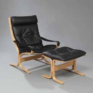 Ingmar Relling Siesta. Lænestol og tilhørende fodskammel med stel af eg, sæde, ryg og armlæn med brunt skind. Udført hos Westnofa, Norge. 2