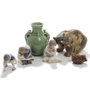 Knud Kyhn, Bode Willumsen m.fl. Vase samt større og mindre bjørn af stentøj, Kgl. P. Samt tre figurer af porcelæn, Kgl. P og BG. H. H. 6-19,5. 6
