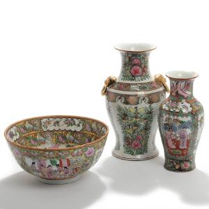 Større og mindre kinesisk familie rose vase samt bordskål af porcelæn, dekoreret i farver og guld. 19.-20. årh. H. 15-36. 3