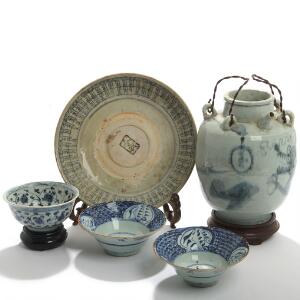 Kinesisk oliekande, fad og tre skåle af stentøj, dekoreret i underglasur blå. 19. årh. Oliekande H. 26. Øvrige Diam. 14,5-30. 5