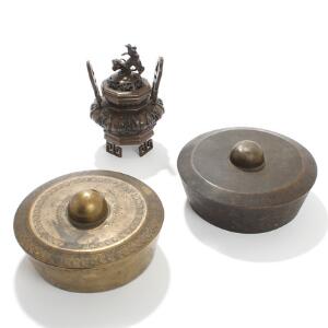 Orientalsk røgelseskar og to gong-gong af bronze. 19.-20. årh. H. 19 og Diam. 23. 3