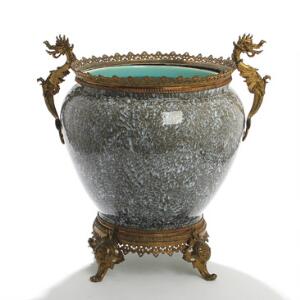 Fransk Sarreguemines skjuler af porcelæn, monteringer af bronze, hanke i form af drager. Stemplet. 19. årh. H. 48. Diam. 38.