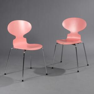 Arne Jacobsen Myren. Et par stole med skal af lyserød formbøjet finér, stel af forkromet stål med fire ben. Udført hos Fritz Hansen. 2