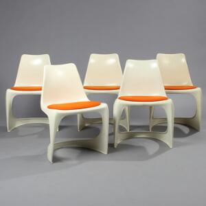 Steen Østergaard, Poul Cadovius Sæt på fem stabelstole af hvid polyamid, hynder i sæder med orangerødt uld. Udført hos CADO. 5