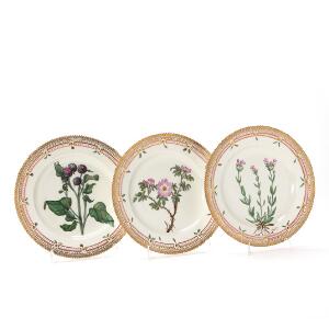 Flora Danica tre middagstallerkener af porcelæn. 3549. Royal Copenhagen. Diam. 25,5 cm. 3