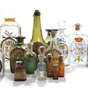 14 Holmegaard apoteker årsflasker af glas samt 26 større og mindre apotekerflasker. 20. årh. H. 5,5-25. 40