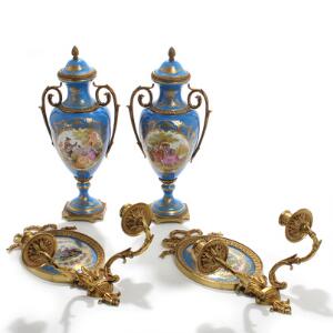 Et par prydvaser og væglampetter af porcelæn, monteringer af bronze. Faux Sèvres mærker. 20. årh. H. 40 og 35,5. 4