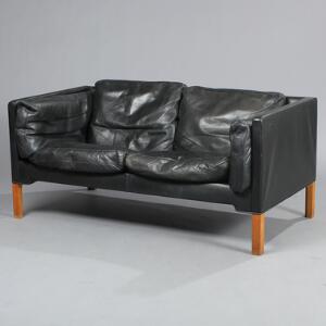 Bernt To-personers sofa betrukket med sort skind, ben af eg. Udført som prototype hos Mikael Laursen, Aarhus ca. 1967. L. 137.