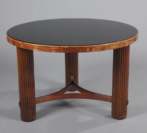 Ubekendt design Cirkulært art déco sofabord af bejdset træ, på trebenet stel, plade af sort glas. H. 56. Diam. 85.