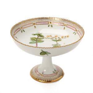 Flora Danica opsats af porcelæn, dekoreret i farver og guld med blomster. 3588. Royal Copenhagen. Diam. 21 cm.