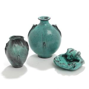 Svend Hammershøi m.fl. To vaser samt askebæger af lertøj, dekoreret med grønsort dobbeltglasur. Sign. HAK. Udført hos Kähler. H. 6,5-17,5. 3