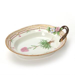 Flora Danica. Asiet af porcelæn, dekoreret i farver og guld med blomster. 3541. Royal Copenhagen. L. 25 cm.