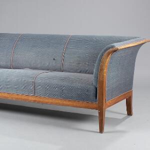 Frits Henningsen Tre-personers sofa med stel af mahogni, svungne sider. Sider, sæde og ryg betrukket med blåt stof. L. 225.