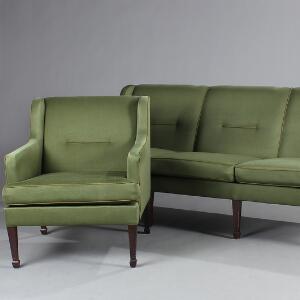 Frits Henningsen Tre-personers sofa og lænestol med tilspidsende ben af bejdset bøg. Betræk af grønt uld. L. 192. 2