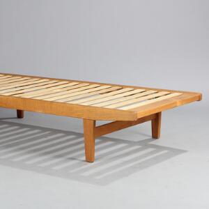 Poul M. Volther Daybed med stel af eg. Model H 9. Udført hos FDB, 1960. H. 34. L. 190. B. 80.