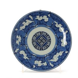Japansk Arita fad af porcelaæn dekoreret med figurer og ornamentik. Meiji 1868-1912. Diam. 49 cm.