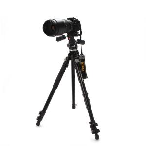 Nikon D90 kamera med SIGMA DG 150-500mm objektiv og tripod.