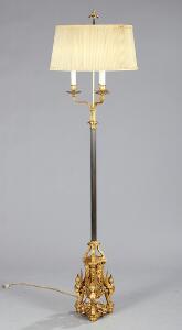 Fransk standerlampe af delvis patineret og forgyldt bronze, rigt støbt med kvindehermer og bladværk, justerbar lampeskærm. 19. årh. H. 180.