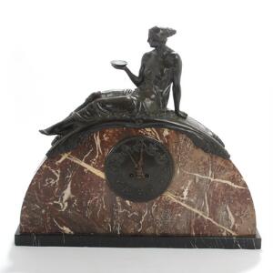Art déco kaminur af rødbroget marmor, prydet med siddende Hebe af patineret bronze. Urskive af bronze. Ca. 1930. H. 56.