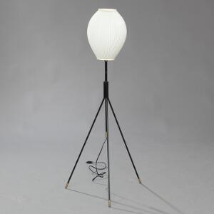 Dansk Design Standerlampe med trebenet stel af sortlakeret metal med messingafslutninger, monteret med hvid plisseret lampeskærm.