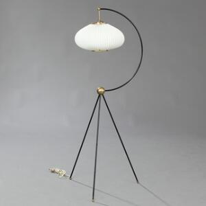 Dansk Design Standerlampe med trebenet stel af sortlakeret metal med nedhængt hvid plisseret lampeskærm.