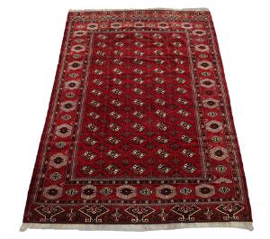 Semiantik Bochara tæppe, klassisk design i form af güls på rød bund. Turkmenien. Ca. 1960. 324 x 220.