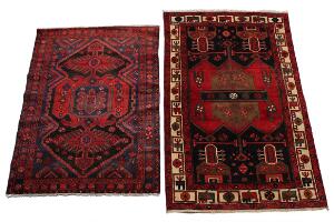 Hamadan og kurdisk tæppe, prydet med gentagelsesmønster på rød og blå bund. 20. årh. Persien. 185 x 132 og 221 x 135. 2