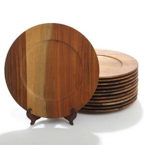 Jens H. Quistgaard Sæt på 12 dækketallerkener af valnød. Udført hos Kronjyden. Diam. 37. 12